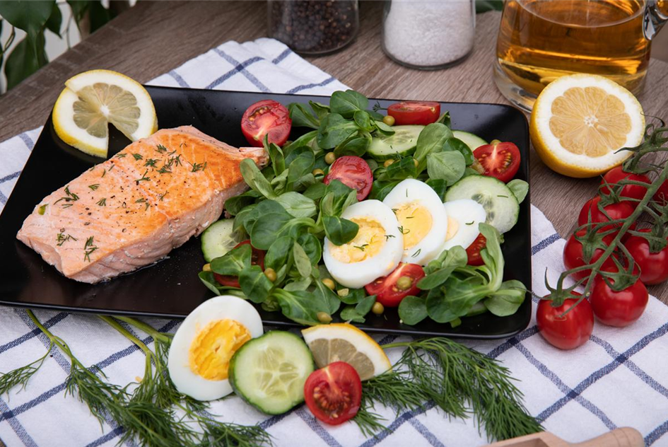 Bunter Salat mit Räucherlachs